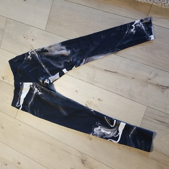 Divided -tie dye leggings size med - Picture 2 of 4